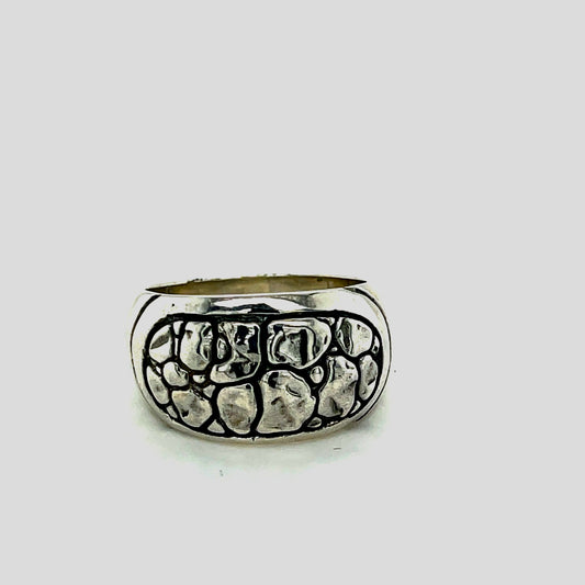 Silver ring with crocodile pattern