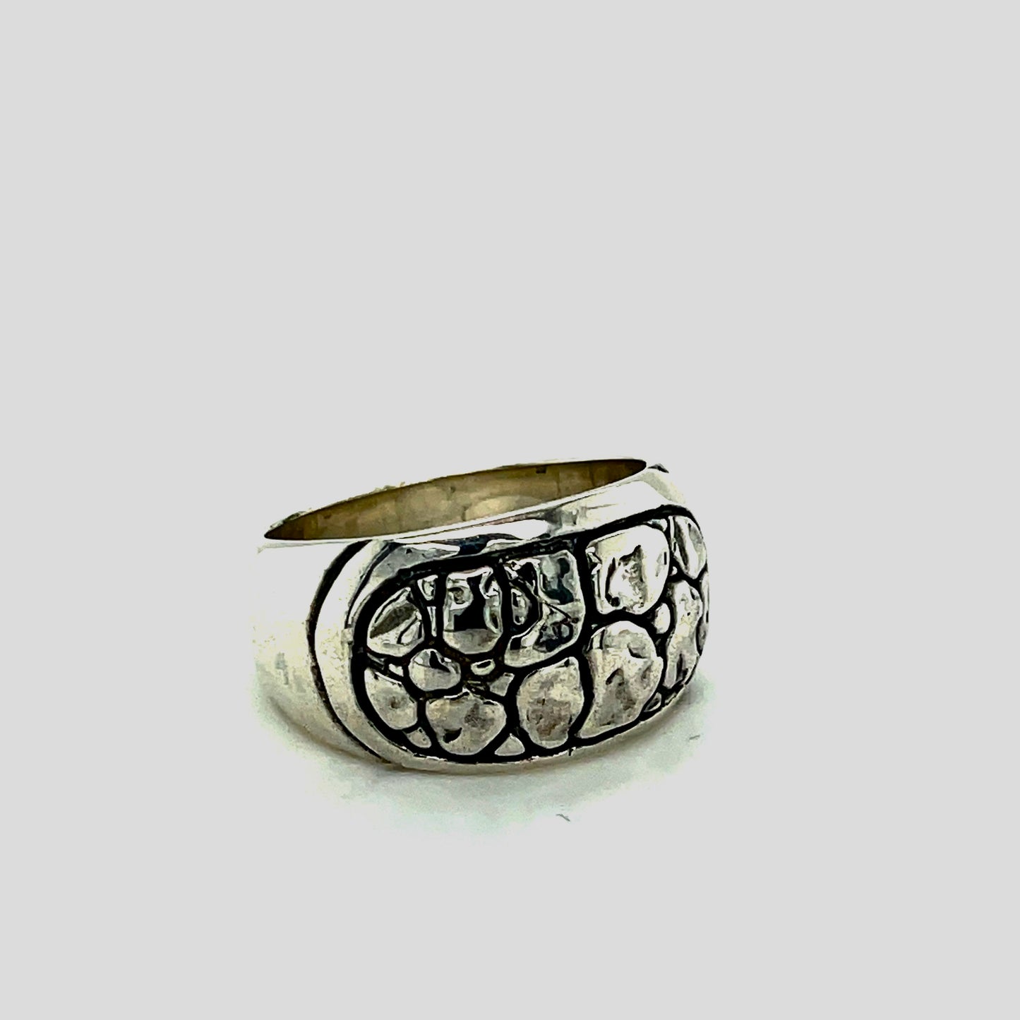 Silver ring with crocodile pattern